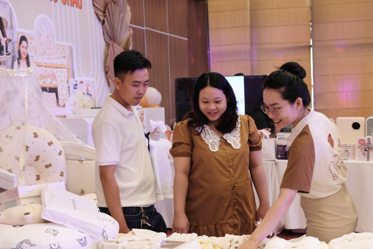 các gia đình mẹ bầu và cha trải nghiệm hoạt động tại ngày hội Mẹ bầu Phương Châu- Ảnh: Thái Luỹ