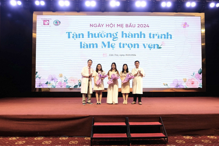 các gia đình mẹ bầu và cha trải nghiệm hoạt động tại ngày hội Mẹ bầu Phương Châu- Ảnh: Thái Luỹ