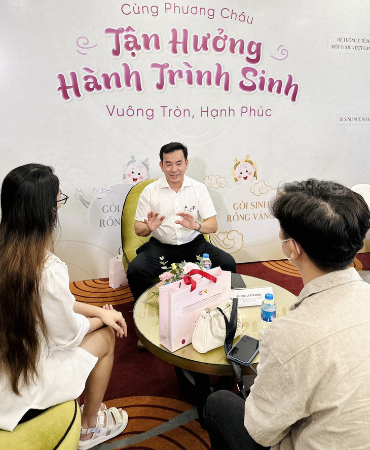 các gia đình mẹ bầu và cha trải nghiệm hoạt động tại ngày hội Mẹ bầu Phương Châu- Ảnh: Thái Luỹ