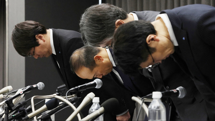 Ban lãnh đạo Kobayashi Pharmaceutical cúi đầu  trong buổi họp báo ở Osaka vào ngày 28-3 - Nguồn: AFP