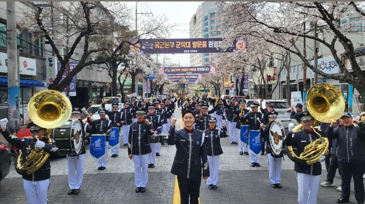 Lee Do Hyun dẫn đầu đoàn diễu binh của quân nhạc không quân - Ảnh: X