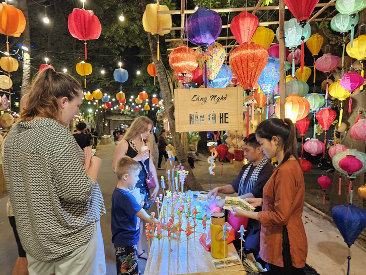 Các giá trị truyền thống, nét đẹp văn hóa được giới thiệu tại Lễ hội văn hóa ẩm thực, món ngon Saigontourist Group 2024 thu hút du khách quốc tế - Ảnh: H.K