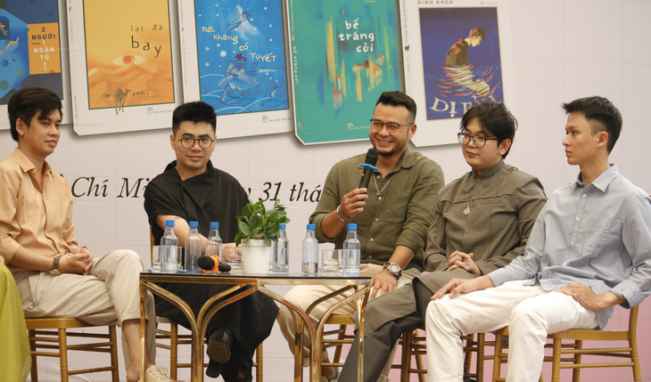 Từ trái qua: Huỳnh Trọng Khang, Yang Phan, Đinh Khoa, Phát Dương, Võ Đăng Khoa trò chuyện với bạn đọc - Ảnh: HỒ LAM