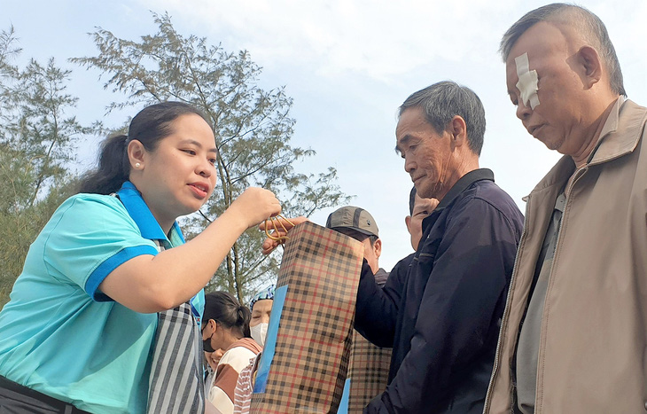 Phó bí thư Thành Đoàn TP.HCM Trịnh Thị Hiền Trân (trái) trao quà cho bà con khó khăn vùng biên giới Quảng Trị - Ảnh: Q.NAM