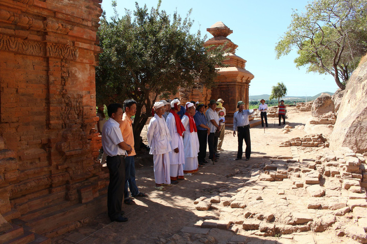 Các nhà khảo cổ cùng đại diện giới chức sắc người Chăm tại hiện trường khai quật năm 2013 trên tháp Po Dam, xã Phú Lạc, huyện Tuy Phong, Bình Thuận - Ảnh: Bảo tàng Bình Thuận
