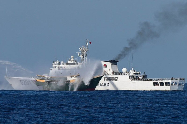 Tàu hải cảnh Trung Quốc dùng vòi rồng ngăn cản tàu tiếp tế Philippines đến bãi Cỏ Mây trên Biển Đông hôm 5-3 - Ảnh: AFP