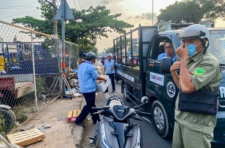 Lực lượng chức năng thuộc phường Tam Bình (TP Thủ Đức) đi kiểm tra, xử lý các trường hợp vi phạm lấn chiếm lòng lề đường trước khu vực chợ đầu mối Thủ Đức - Ảnh: UBND Phường Tam Bình