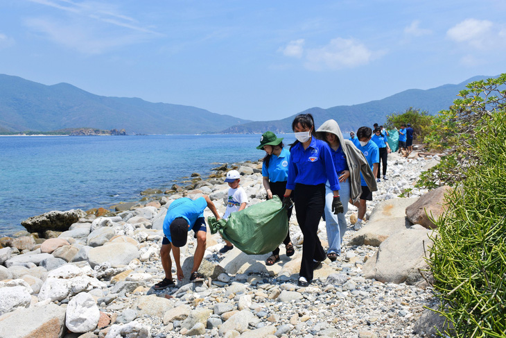 Những người nhặt rác từ biển lên rừng, giúp Nha Trang thêm xanh- Ảnh 7.