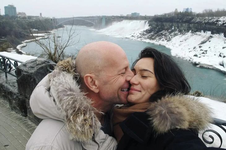 Khoảnh khắc hạnh phúc của tài tử gạo cội Bruce Willis trong ngày lễ tình nhân được vợ ông đăng tải trên trang Instagram cá nhân