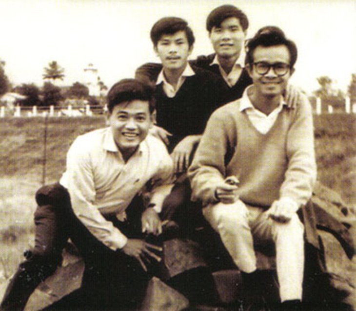 Ông trưởng giáo Trịnh Công Sơn (bìa phải) cùng các đồng nghiệp ở B'Lao năm 1964 - Ảnh tư liệu của Nguyễn Thanh Ty