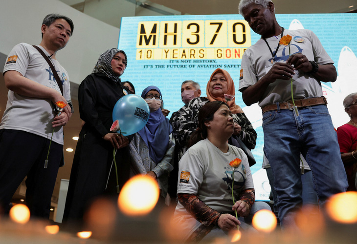 Gia đình các hành khách người Trung Quốc và Malaysia trên chuyến bay MH370 tại sự kiện tưởng niệm 10 năm ngày máy bay MH370 mất tích ở thành phố Subang Jaya, Malaysia hôm 3-3-2024 - Ảnh: REUTERS