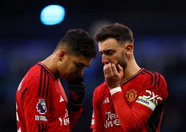 Sự thất vọng của các cầu thủ Man United trong trận thua Man City - Ảnh: REUTERS