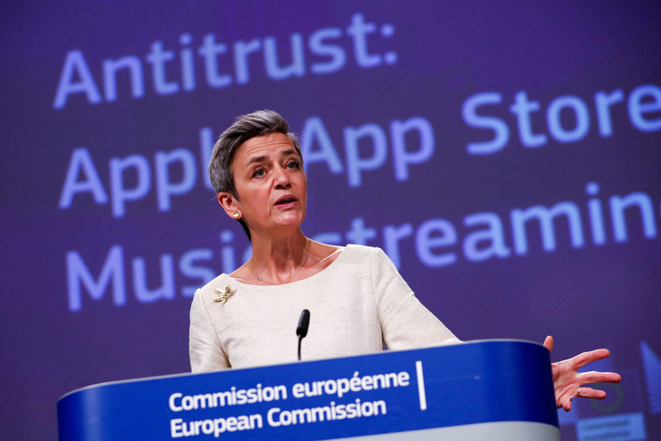 Ủy viên châu Âu phụ trách vấn đề chống độc quyền Margrethe Vestager phát biểu về vụ kiện đối với Apple - Ảnh: REUTERS