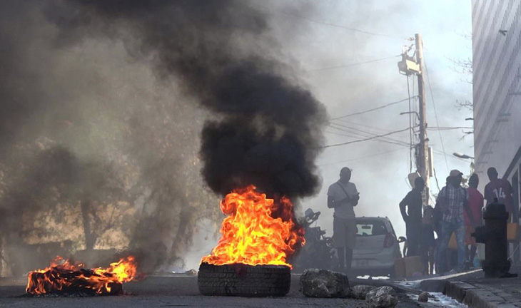 Đám cháy ở nhà tù Port-au-Prince, Haiti hôm 3-3 sau vụ tấn công của các băng nhóm nhằm lật đổ chính phủ của Thủ tướng Ariel Henry - Ảnh: AFP