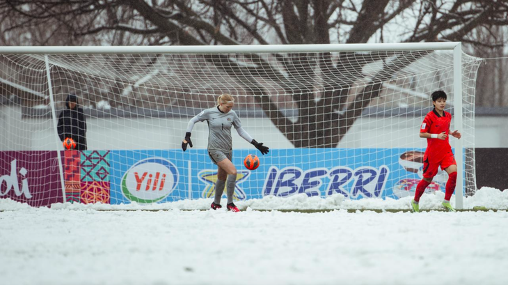 Các nữ cầu thủ trẻ phải thi đấu trên mặt sân đầy tuyết - Ảnh: AFC