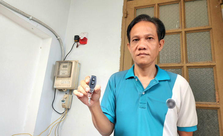 Anh Ngọc Quí (hàng xóm gia đình chị Q.) cho biết vào tháng 10-2023, tổ liên gia an toàn PCCC đã triển khai lắp còi và đèn kết nối với hệ thống báo động tại một số hộ dân quanh khu vực nhà anh ở - Ảnh: NGỌC KHẢI