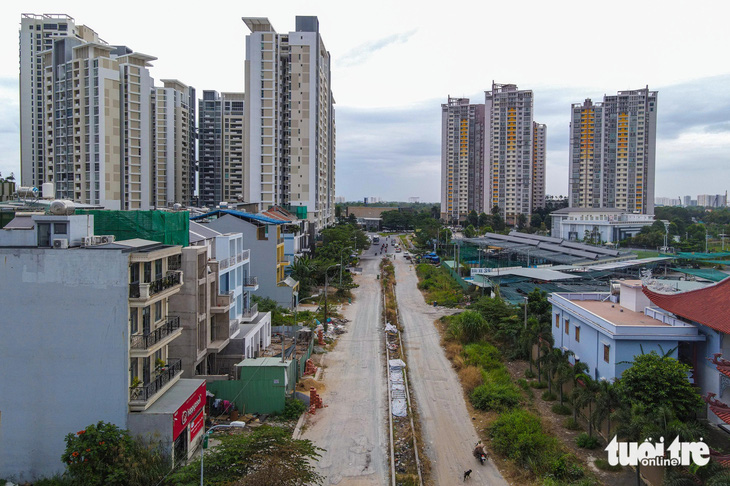 Một đoạn đường Vũ Tông Phan (khu đô thị An Phú, TP Thủ Đức) bị hư hỏng, chưa bàn giao hạ tầng cho Nhà nước quản lý - Ảnh: CHÂU TUẤN