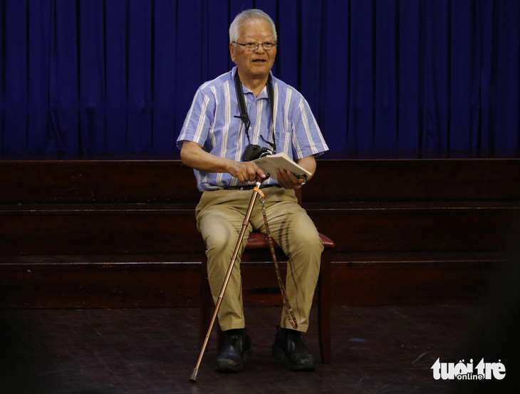 Ông Ishikawa Bunyo năm nay đã 86 tuổi, chống gậy nhưng vẫn không quên cầm theo vật "bất ly thân" là chiếc máy ảnh - Ảnh: HỒ LAM