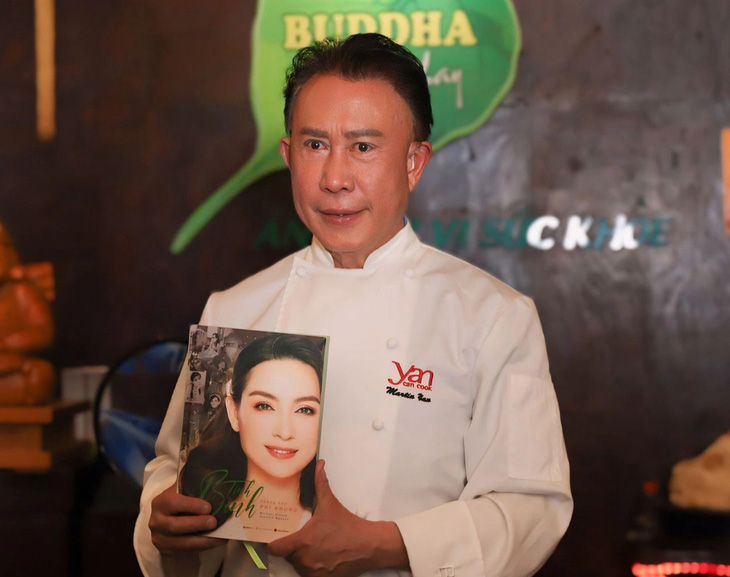 Ông Yan Can Cook cầm quyển sách Tịnh Bình - Tưởng nhớ Phi Nhung - quyển sách lưu giữ kỷ niệm về cuộc đời của Phi Nhung - Ảnh: BTC