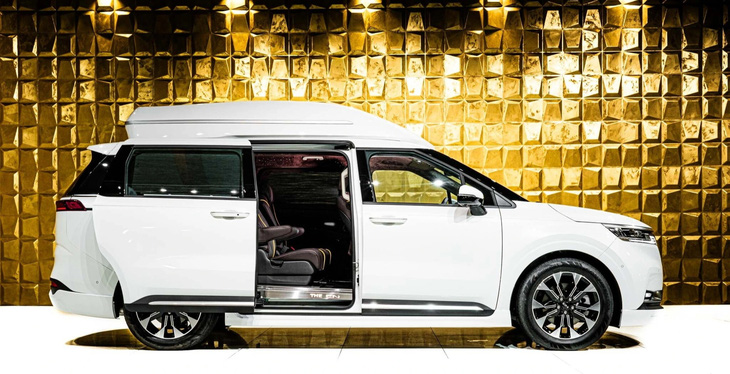 Một trong những thay đổi quan trọng nhất của Kia Carnival phiên bản Hollmann là thiết kế mái cao, mang đến không gian thoáng đãng hơn cho người sử dụng. Điều này cũng sẽ xuất hiện trên Carnival Hi-Limousine của Kia. Thông tin tiết lộ cho biết trần xe được nới cao 305mm