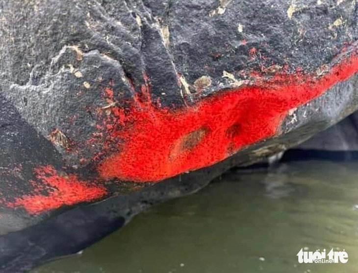 Mảng đỏ trên tảng đá dài gần 1m - Ảnh: T.UYÊN