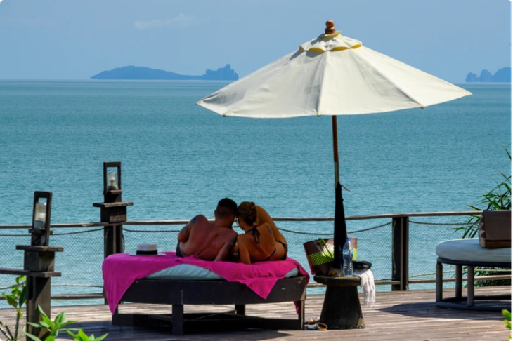 Khách du lịch tại khu nghỉ dưỡng trên đảo Koh Yao Yai, Phuket, Thái Lan - Ảnh: AFP