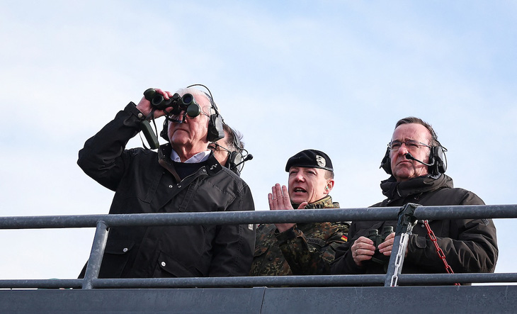 Tổng thống Đức Frank-Walter Steinmeier (trái), trung tá Oliver Kaufmann và Bộ trưởng Quốc phòng Boris Pistorius - Ảnh: AFP