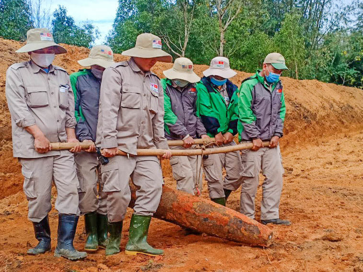 Cán bộ của tổ chức PeaceTrees Vietnam thực hiện rà phá bom mìn tại tỉnh Quảng Trị - Ảnh: PeaceTrees Vietnam