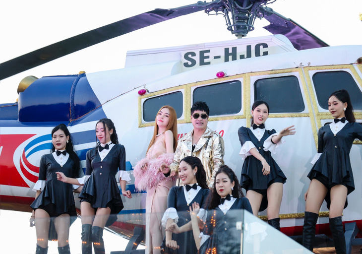 Lương Gia Huy, Saka Trương Tuyền và dàn vũ công tạo dáng bên trực thăng - đạo cụ đắt đỏ trong MV
