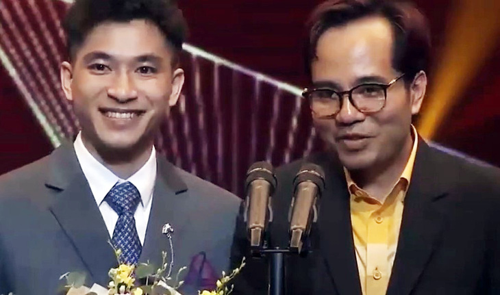 Đạo diễn Ngọc Linh (trái) và Đức Hiếu phát biểu trong lễ trao giải VTV Awards 2023. Phim Gia đình mình vui bất thình lình đoạt giải ấn tượng VTV Awards 2023 - Ảnh: VTV