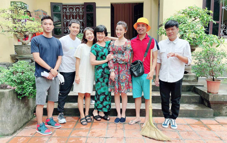 Đạo diễn Ngọc Linh (bìa trái) và Đức Hiếu (thứ hai từ phải qua) cùng diễn viên trong phim 11 tháng 5 ngày - Ảnh: ĐPCC