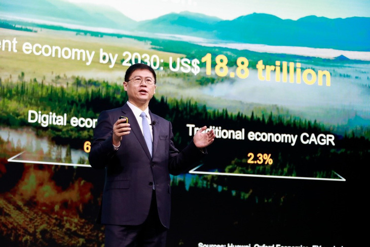 Ông Li Peng cho biết Huawei sẽ cùng đồng hành với các nhà mạng để khai phá tiềm năng của 5G và 5.5G hơn nữa, thúc đẩy sự tăng trưởng mạnh mẽ