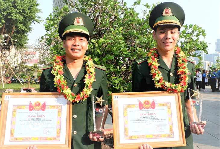 Thuyền trưởng Bùi Thái Trung (trái) cùng thượng úy Triệu Kim Văn được tuyên dương “Chiến sĩ quân hàm xanh trẻ, giỏi, tiêu biểu” 2024 của TP.HCM - Ảnh: K.ANH