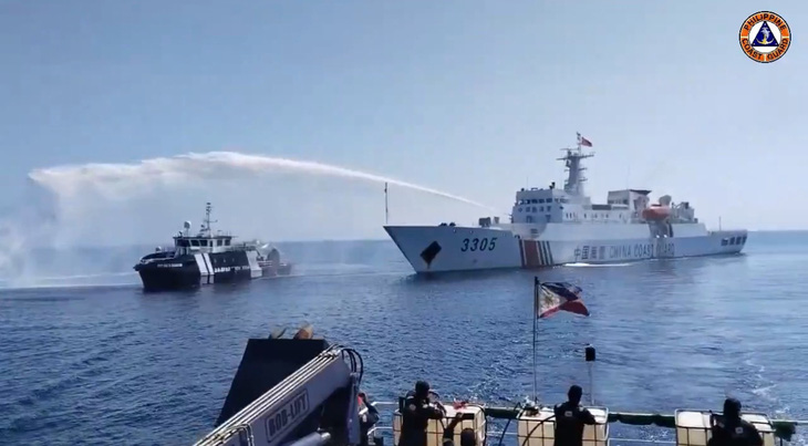 Tàu hải cảnh Trung Quốc (phải) phun vòi rồng về phía tàu của Cục Nghề cá và Nguồn lợi thủy sản Philippines (BFAR) vào ngày 9-12-2023 gần bãi cạn Scarborough. Vụ việc xảy ra trong chuyến đi cung cấp dầu và các hàng hóa khác của BFAR cho các tàu cá Philippines gần bãi cạn này - Ảnh chụp màn hình video của Lực lượng tuần duyên Philippines