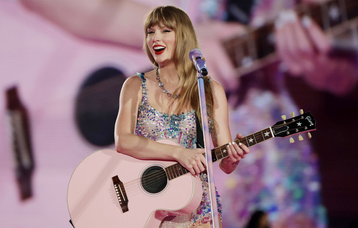 Taylor Swift trong đêm diễn mở màn Eras Tour ở Singapore -  Ảnh: TAS24/Getty Images