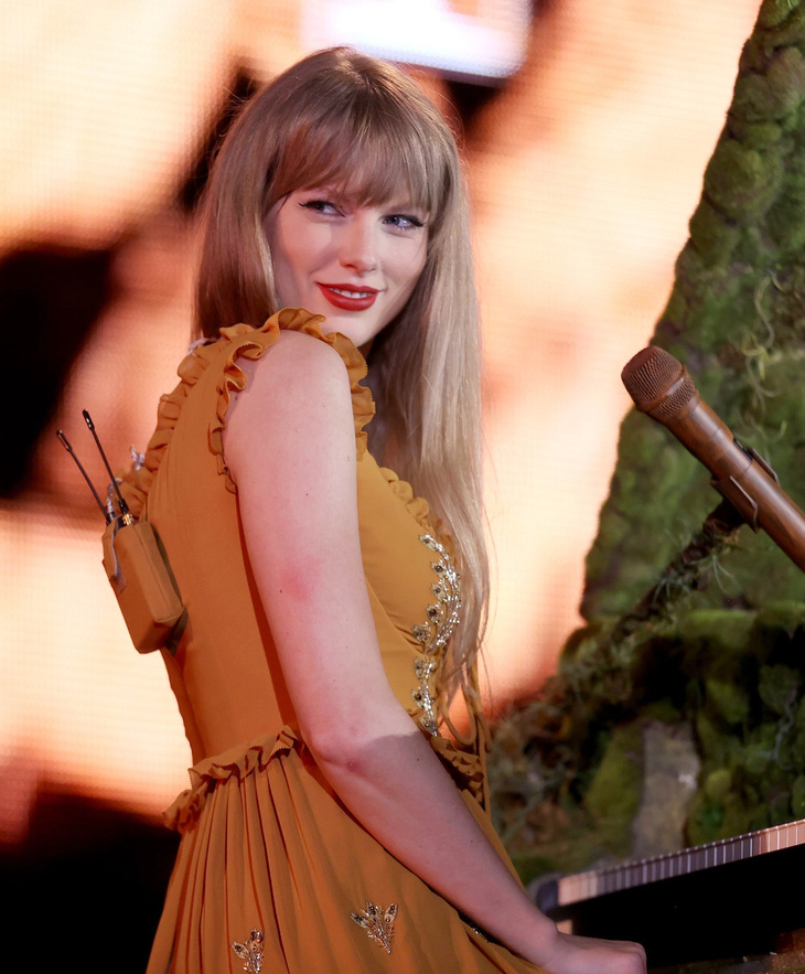 Taylor Swift biến hóa qua nhiều thời kỳ trong sự nghiệp của cô - Ảnh: Getty/TAS23