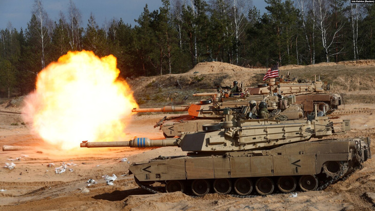 Trong ảnh, một chiếc xe tăng M1A1 Abrams của Mỹ khai hỏa trong cuộc tập trận quân sự của NATO ở Latvia vào năm 2021 - Ảnh: REUTERS