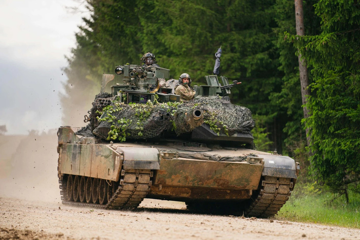 Một chiếc xe tăng Abrams của Mỹ trong cuộc tập trận đa quốc gia ở Bavaria, Đức năm 2022 - Ảnh: DPA