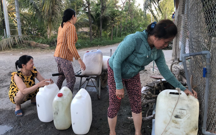 Độ mặn trên sông tăng cao, Tiền Giang mở 25 vòi nước công cộng cho bà con dùng miễn phí