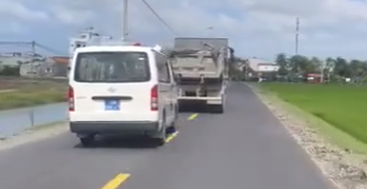 Hình ảnh tài xế xe tải không nhường đường cho xe cứu thương trên tuyến quốc lộ 25 đoạn qua địa phận huyện Phú Hòa (tỉnh Phú Yên) - Ảnh cắt từ clip