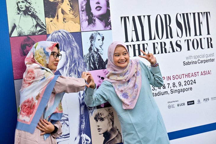 Người hâm mộ hào hứng chụp ảnh tại sân vận động quốc gia Singapore (Singapore) hôm 2-3, trước thềm đêm diễn duy nhất của nữ ca sĩ Taylor Swift tại Đông Nam Á - Ảnh: REUTERS