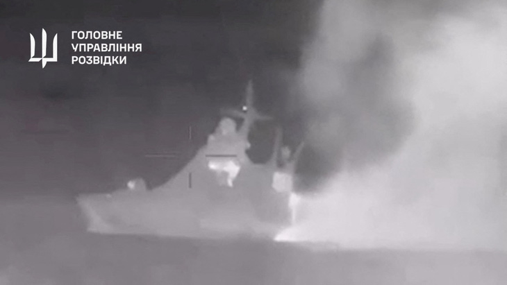 Ảnh cắt từ video do Ukraine đăng tải ngày 5-3, cho thấy khói bốc lên từ con tàu Sergei Kotov thuộc Hạm đội Biển Đen của Nga - Ảnh: REUTERS/BỘ QUỐC PHÒNG UKRAINE