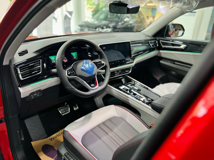 Nội thất sở hữu màn hình 10,25 inch sau vô lăng và 12 inch trung tâm có hỗ trợ Apple CarPlay/Android Auto. Dàn âm thanh Harman Kardon 12 loa. Một số trang bị đáng chú ý khác trong xe còn có đèn trang trí nội thất, phanh tay điện tử, sạc không dây, điều hòa tự động 3 vùng và cửa sổ trời toàn cảnh. Ghế xe được bọc da 2 tông màu. Ghế trước chỉnh điện, tích hợp sưởi và massage. Cốp xe mở điện rảnh tay