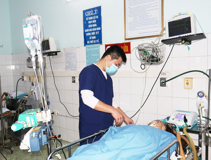 Bác sĩ Bệnh viện Đa khoa tỉnh Tuyên Quang chăm sóc cho nạn nhân vụ tai nạn xe khách - Ảnh: BVCC
