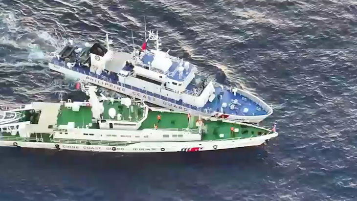 Tàu hải cảnh Trung Quốc và tàu tuần duyên Philippines va chạm trên Biển Đông hôm 5-3 - Ảnh: Tuần duyên Philippines 