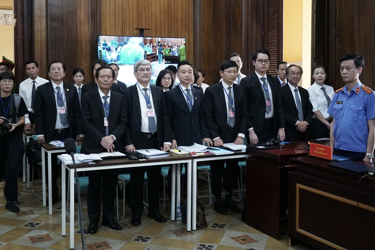 Luật sư Phan Trung Hoài, Nguyễn Huy Thiệp (hàng đầu, từ trái sang) là những luật sư bào chữa cho bà Trương Mỹ Lan - Ảnh: HOÀNG HÙNG
