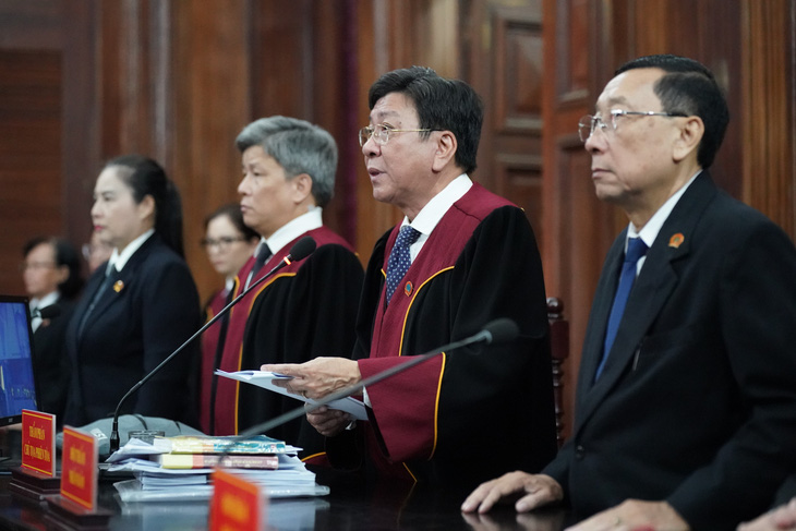 Chủ tọa Phạm Lương Toản đọc quyết định đưa vụ án ra xét xử - Ảnh: HOÀNG HÙNG