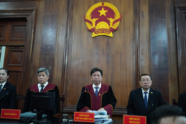 Hội đồng xét xử phiên tòa Vạn Thịnh Phát - Ảnh: HOÀNG HÙNG