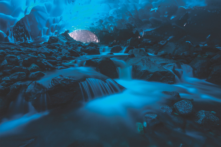 Sắc xanh tuyệt đẹp bên trong hang động - Ảnh: BRIAN WEED