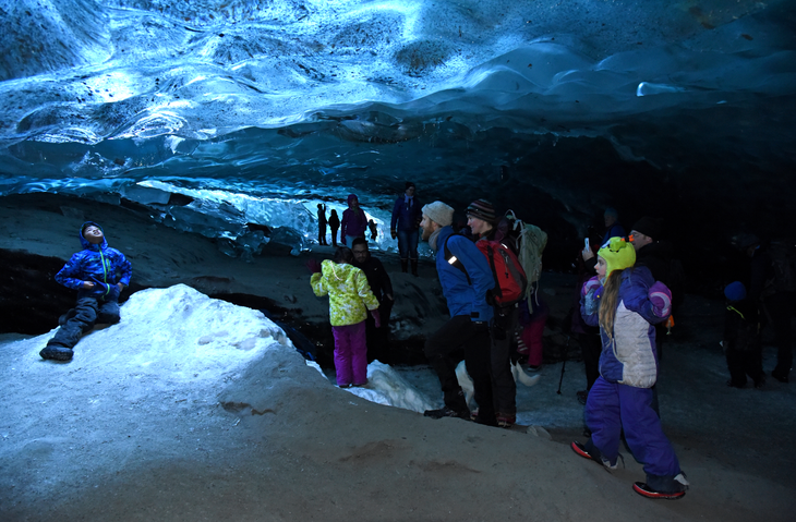 Một nhóm du khách đang khám phá hang động băng Mendenhall - Ảnh: SKIP GRAY